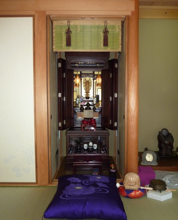 大きいお仏壇から小さいお仏壇へ その１２ ～和室に合うお仏壇のデザイン？～サムネイル